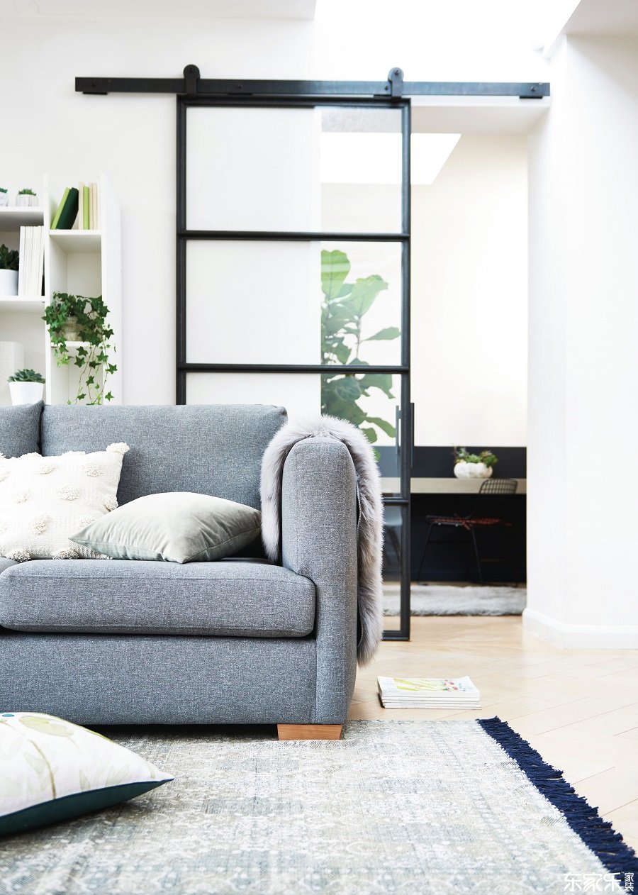 常見的室內(nèi)設計錯誤和如何避免它們 - 確保地毯由家具錨定